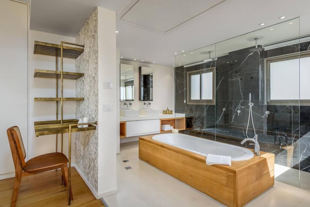 #breathtaking 4br/3ba Duplex Seafront Apartment