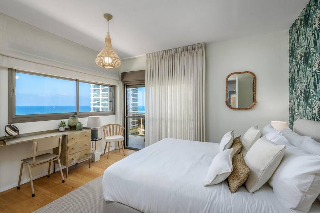 #breathtaking 4br/3ba Duplex Seafront Apartment *